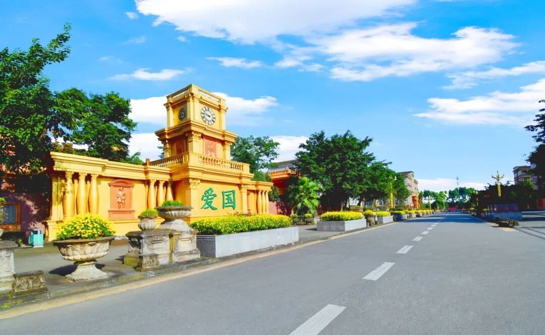校园钟楼与校园大道